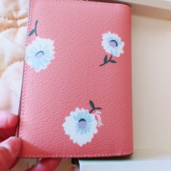 Coach Daisy passport bilfold & Luggage tag set NWT - Picture 3 of 12